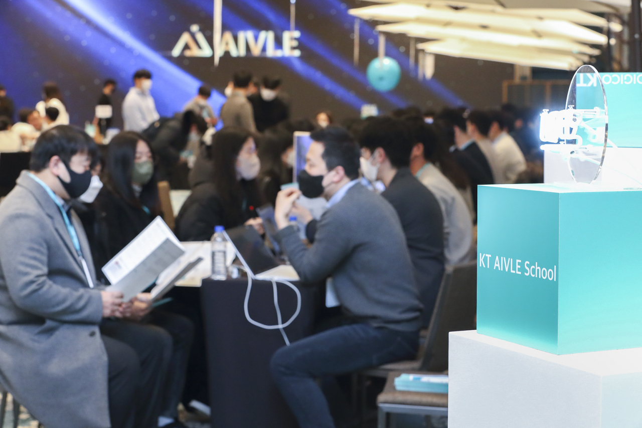 KT가 청년 AI인재양성 프로그램 KT 에이블스쿨(KT AIVLE School) 2기 교육생을 대상으로 KT그룹을 비롯한 AI 원팀 참여 기업, 스타트업 등이 참여한 가운데 잡페어(Job Fair)를 개최했다고 18일 밝혔다. 사진은 18일 서울 송파구 소피텔 앰배서더 서울 KT 에이블스쿨 잡페어 현장에서 에이블스쿨 2기 교육생들이 채용 정보를 얻고 있는 모습. [KT 제공]