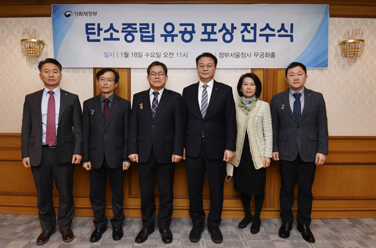 방기선 기획재정부 제1차관(왼쪽에서 네 번째)이 18일 서울 종로구 정부서울청사에서 열린 '탄소중립 추진 유공 포상 전수식'에 참여, 포상 전수 후 수상자들과 기념촬영을 하고 있다.[기획재정부 제공]