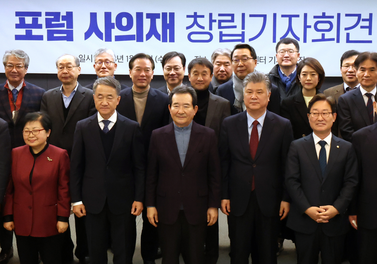 18일 서울 프레스센터에서 열린 '포럼 사의재 창립기자회견'에서 정세균 전 총리, 박능후 전 보건복지부 장관 등 참석한 문재인 정부 인사들이 기념사진을 촬영하고 있다. [연합]