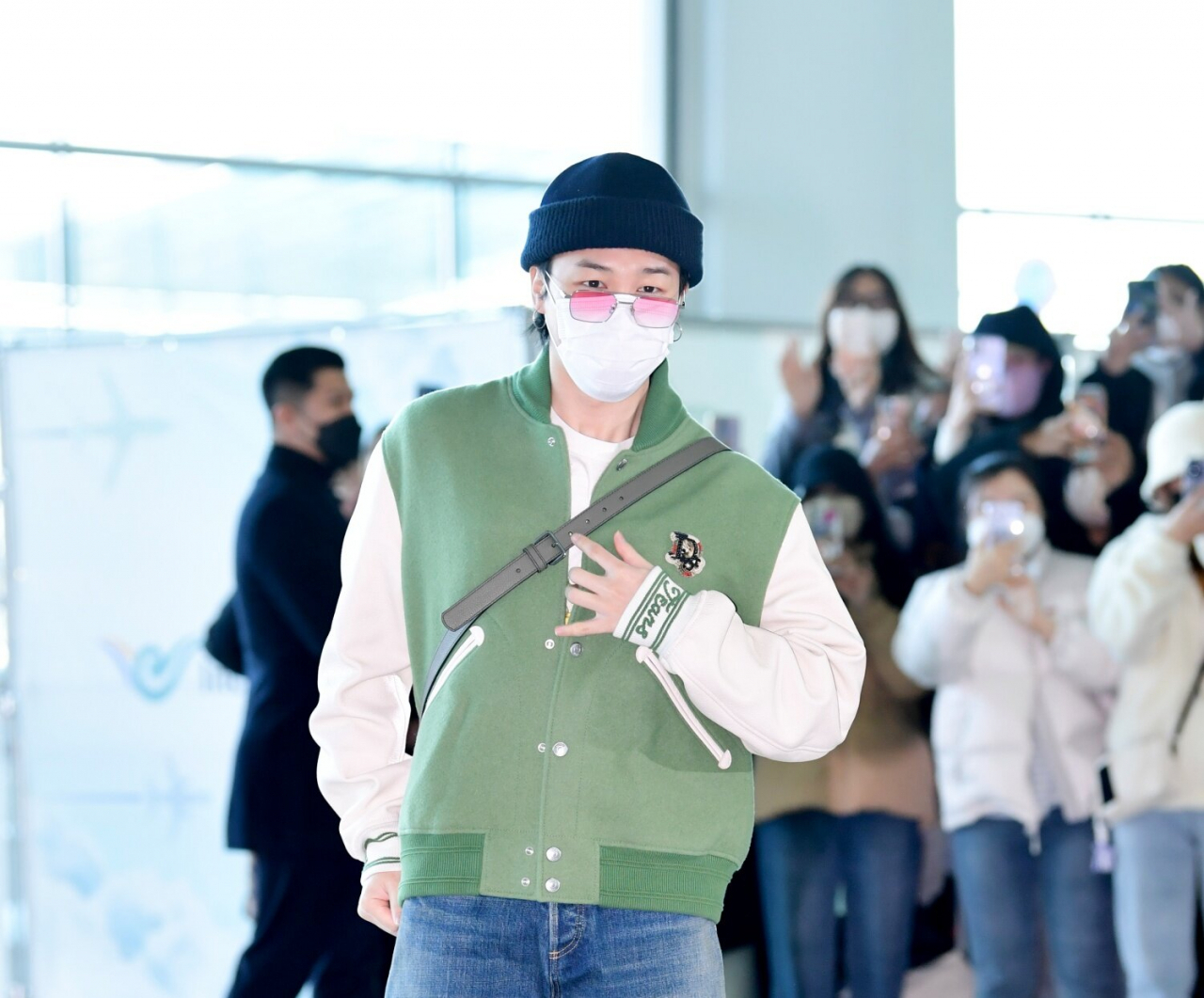 BTS 지민이 파리 패션쇼 참석차 18일 인천공항을 통해 출국하고 있다.