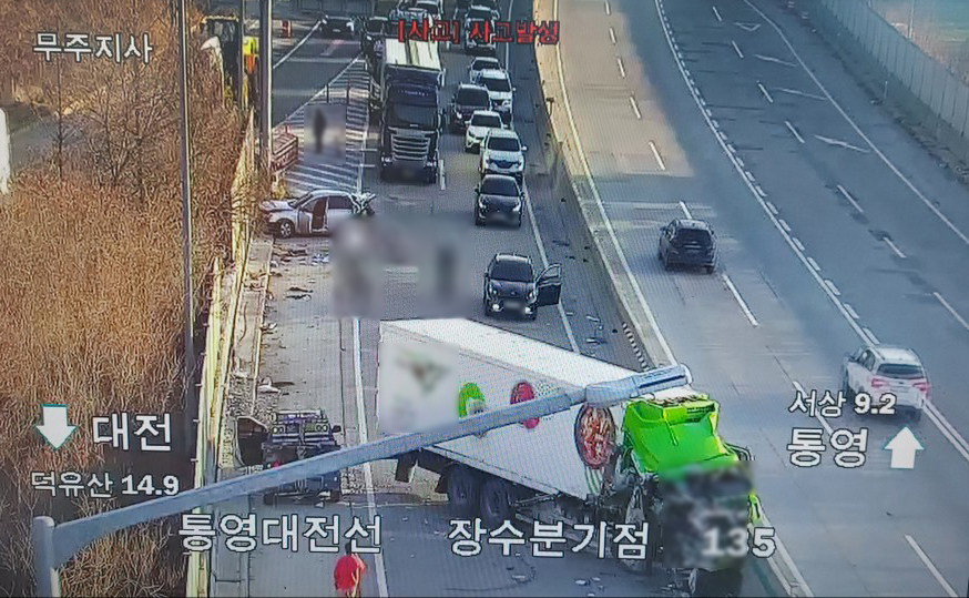 16일 오후 4시28분께 대전통영고속도로 상행선 장수분기점 인근에서 화물차량과 승용차 등이 부딪혀 정체를 빚고 있다. 소방당국에 따르면 이 사고로 2명이 다쳐 병원으로 옮겨졌다. [연합]