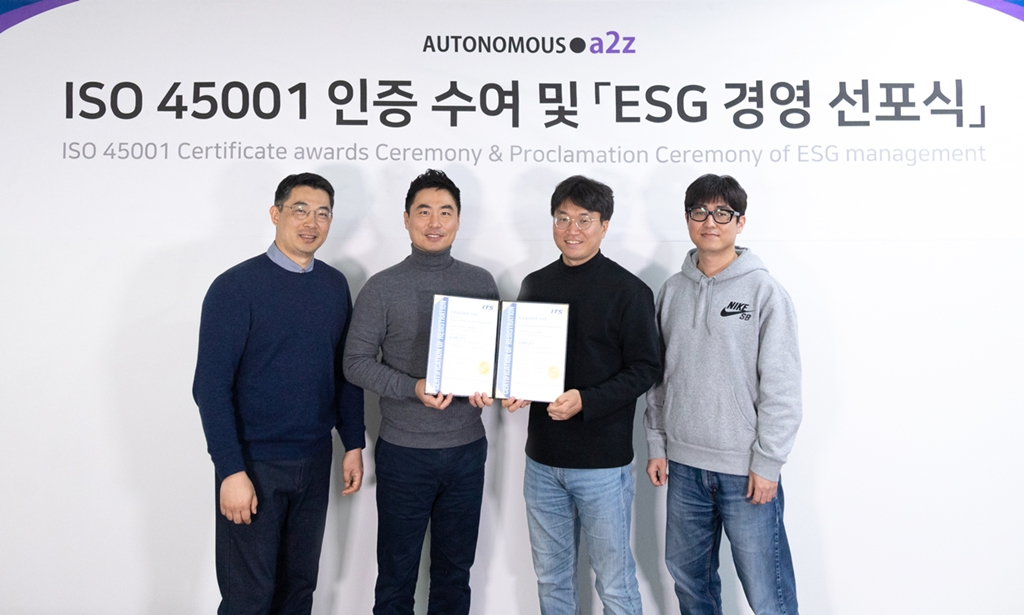 한지형(왼쪽 두번째) 오토노머스에이투지 대표와 임직원들이 ‘ISO 45001 인증서’를 수여받았다. [a2z 제공]