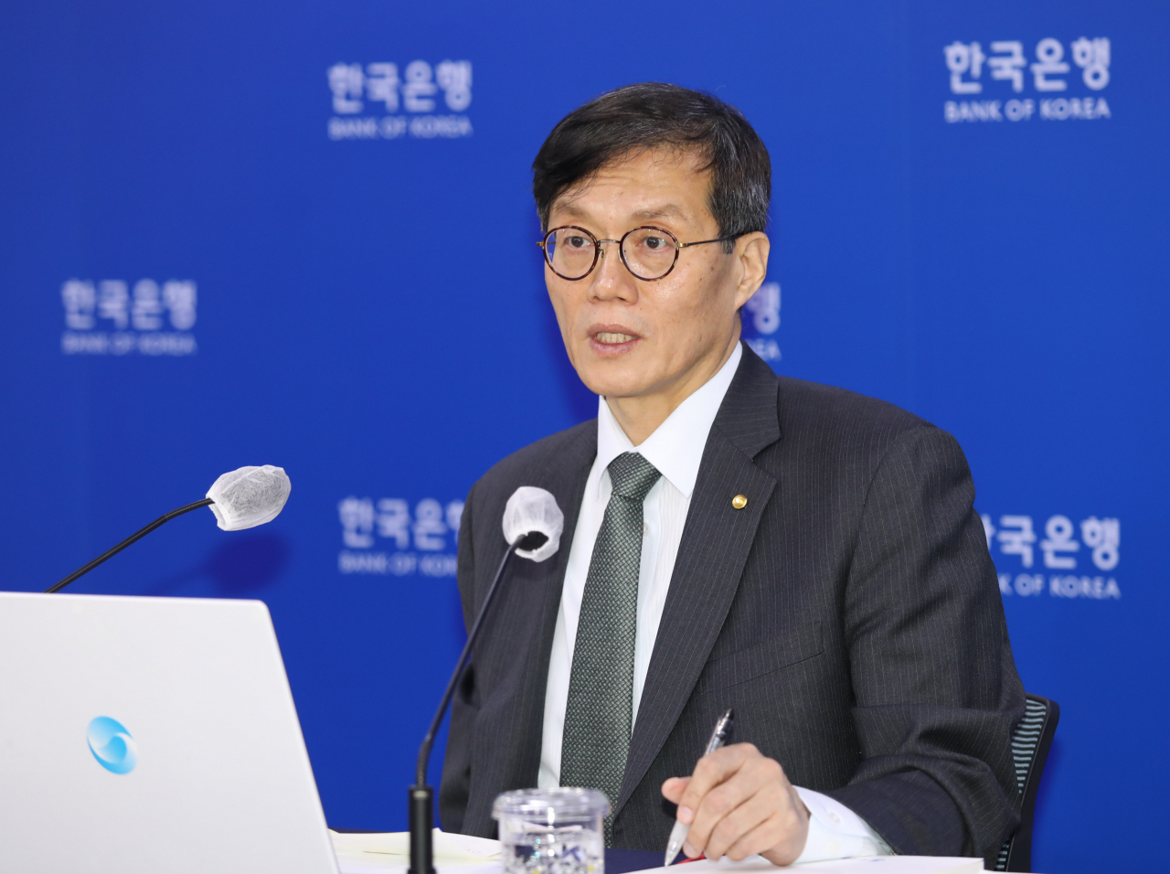 이창용 한국은행 총재가 13일 오전 서울 중구 한국은행에서 금융통화위원회 새해 첫 통화정책방향회의를 마친 뒤 기자간담회를 하고 있다. 이날 금융통화위원회는 기준금리를 현재 3.25%에서 3.50%로 상향 조정하기로 했다. 연합뉴스