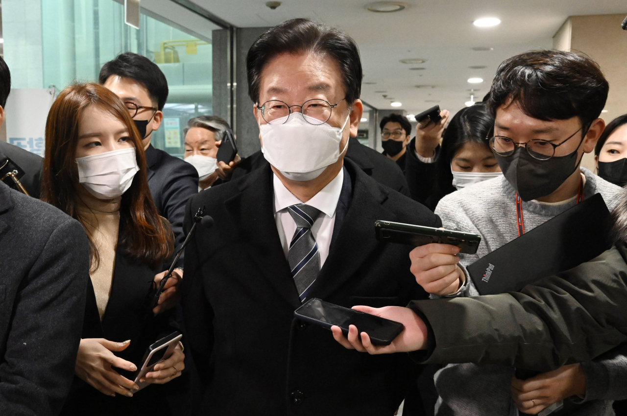 이재명 더불어민주당 대표가 17일 서울 여의도 국회 의원회관에서 열린 온라인플랫폼 독점규제 및 공정거래에 관한 법률제정 토론회에 참석한 후 이동하고 있다. 이상섭 기자