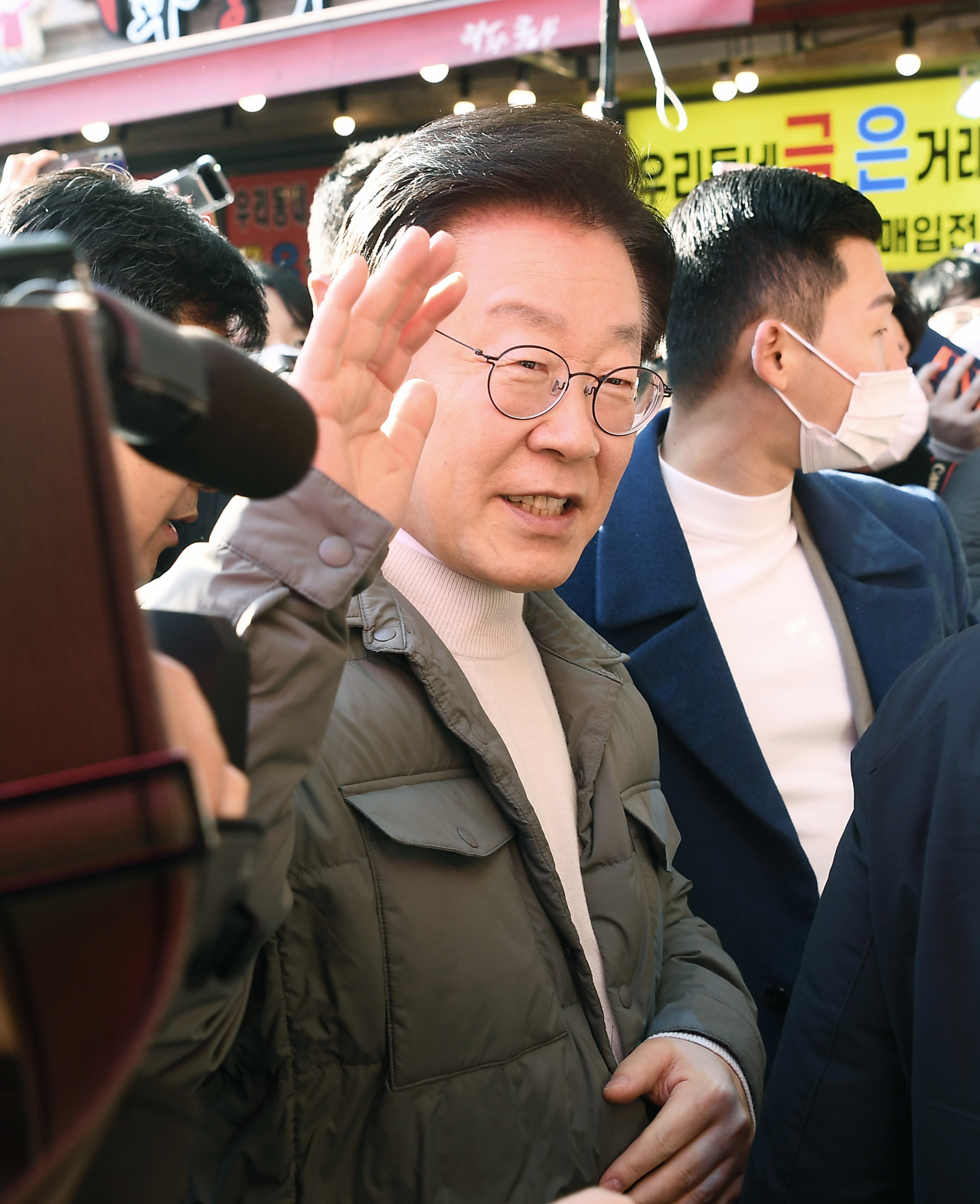더불어민주당 이재명 대표가 18일 오후 설 명절을 앞두고 서울시 마포구 망원시장을 방문해 시민들에게 인사하고 있다. 연합뉴스