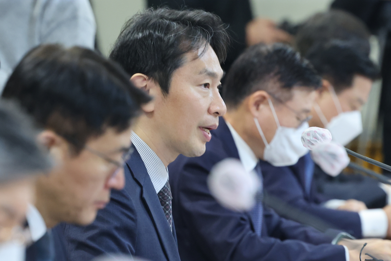 이복현 금융감독원장이 18일 오전 서울 중구 은행회관에서 은행장들과의 간담회를 주재하고 있다. [연합]