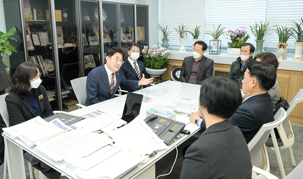 노관규 순천시장이 18일 서울 마포·은평·서대문구청을 방문해 2023순천정원박람회 협조를 요청하고 있다.