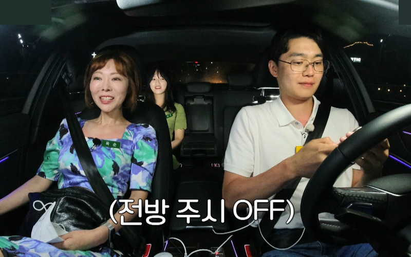 케이블채널 ENA와 SBS Plus에서 방영 중인 인기 예능프로그램 ‘나는 Solo’에서 남자 출연자가 주행 중 스마트폰을 조작하고 있는 모습. [SBS Plus 캡처]