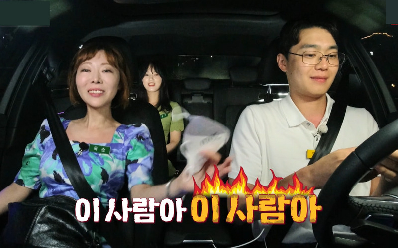 케이블채널 ENA와 SBS Plus에서 방영 중인 인기 예능프로그램 ‘나는 Solo’에서 남자 출연자가 주행 중 스마트폰을 조작하고 있는 모습. [SBS Plus 캡처]