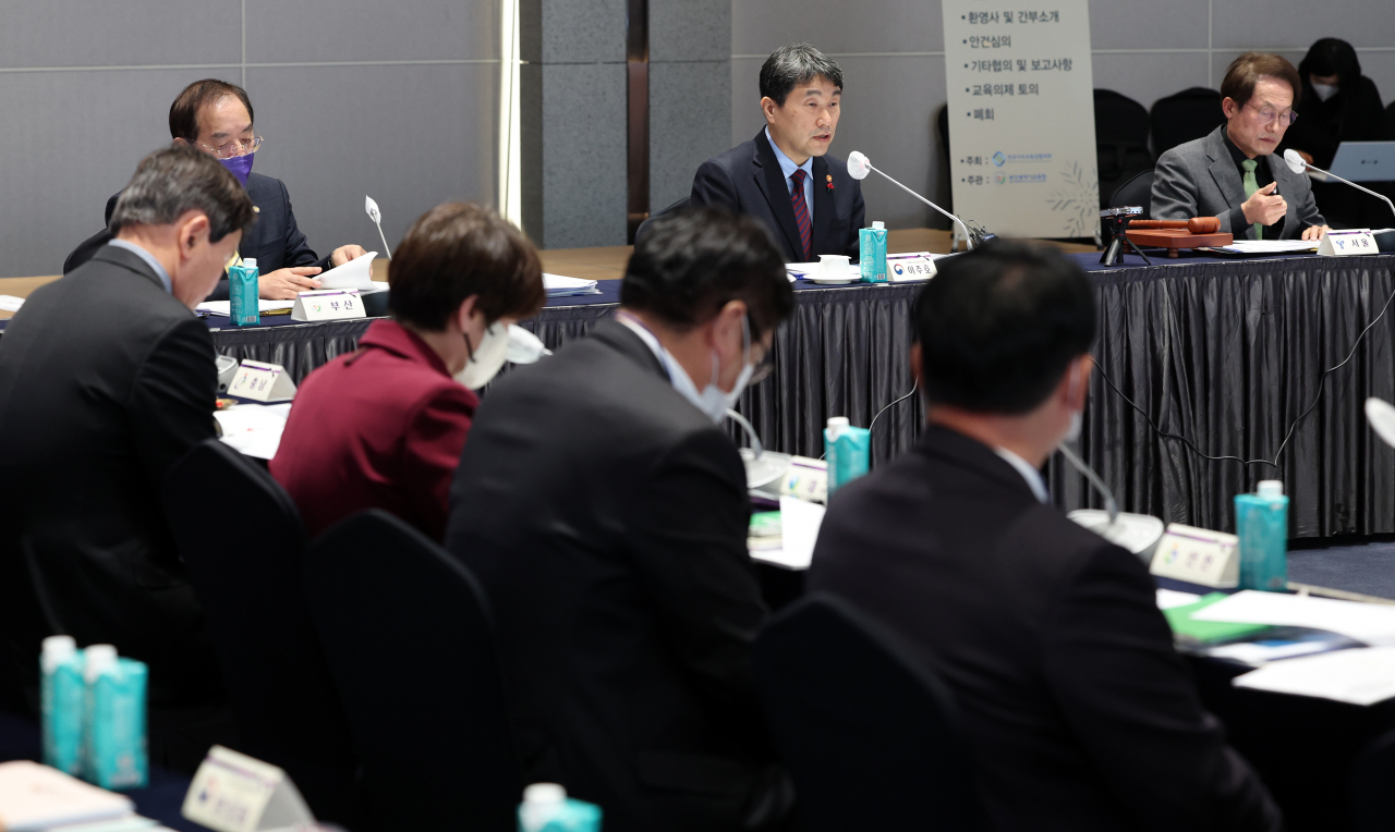 이주호 교육부 장관이 18일 부산 해운대구 누리마루 APEC하우스에서 열린 교육부장관·시도교육감 간담회에서 발언하고 있다. [연합]