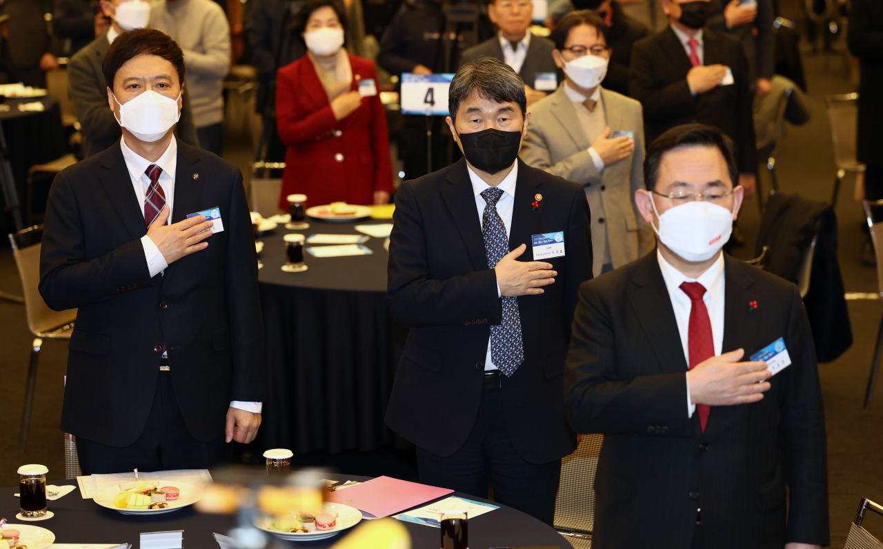 12일 오후 서울 중구 대한상공회의소에서 열린 2023 교육계 신년교례회에서 정성국 한국교원단체총연합회 회장(왼쪽부터), 이주호 사회부총리 겸 교육부 장관, 국민의힘 주호영 원내대표가 국민의례를 하고 있다. (위 사진은 기사와 무관함)[연합]