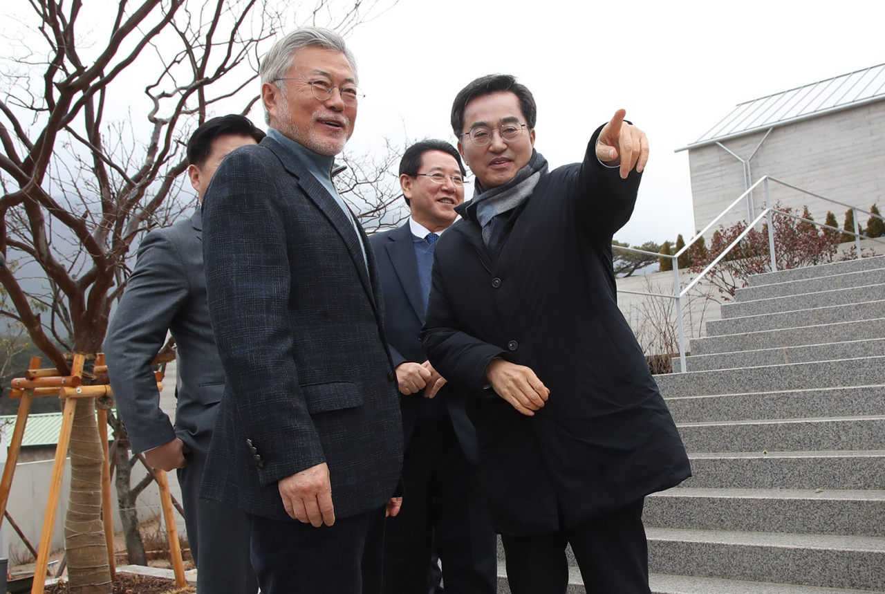 김동연 경기도지사가 지난 14일 경남 양산시 평산마을에 있는 문재인 전 대통령 사저를 방문해 문재인 전 대통령과 대화하고 있다. [연합]