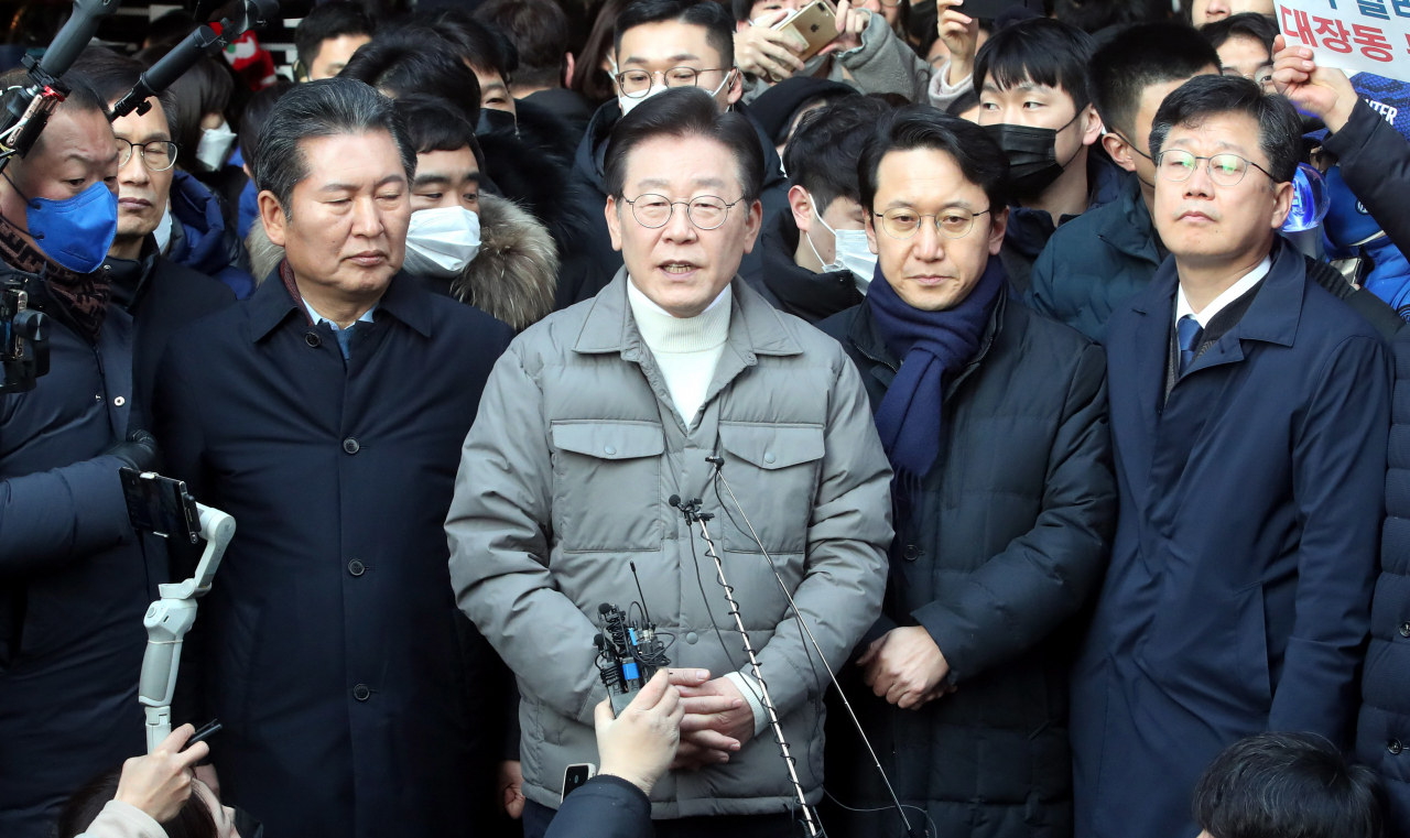 더불어민주당 이재명 대표가 18일 오후 설 명절을 앞두고 서울시 마포구 망원시장을 방문, 취재진의 질문에 답변하고 있다. 연합뉴스