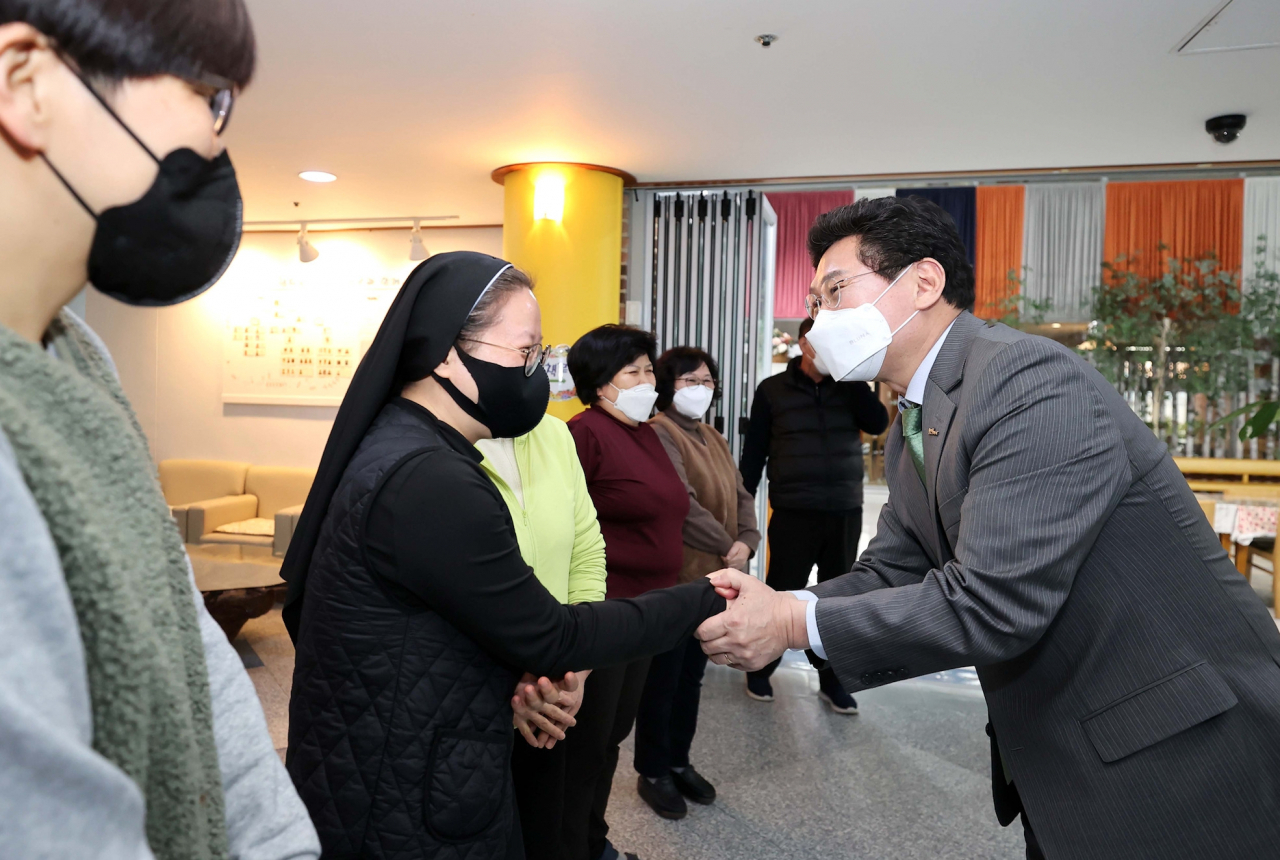 이상일 용인특례시장이 17일 행복한 집을 방문해 시설 관계자들과 인사를 건네고있다.