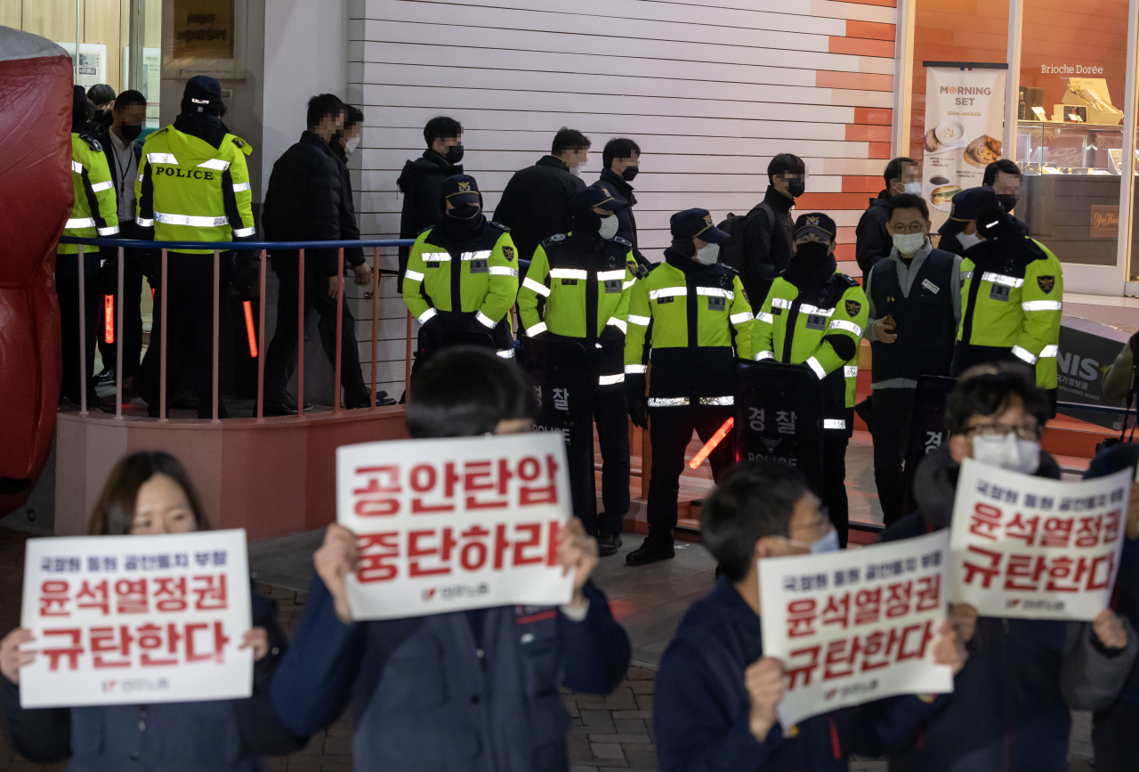 국가정보원이 18일 오후 서울 중구 전국민주노동조합총연맹(민주노총) 서울 사무실 압수수색을 마친 후 압수물이 든 상자를 들고 나서고 있다. 연합뉴스