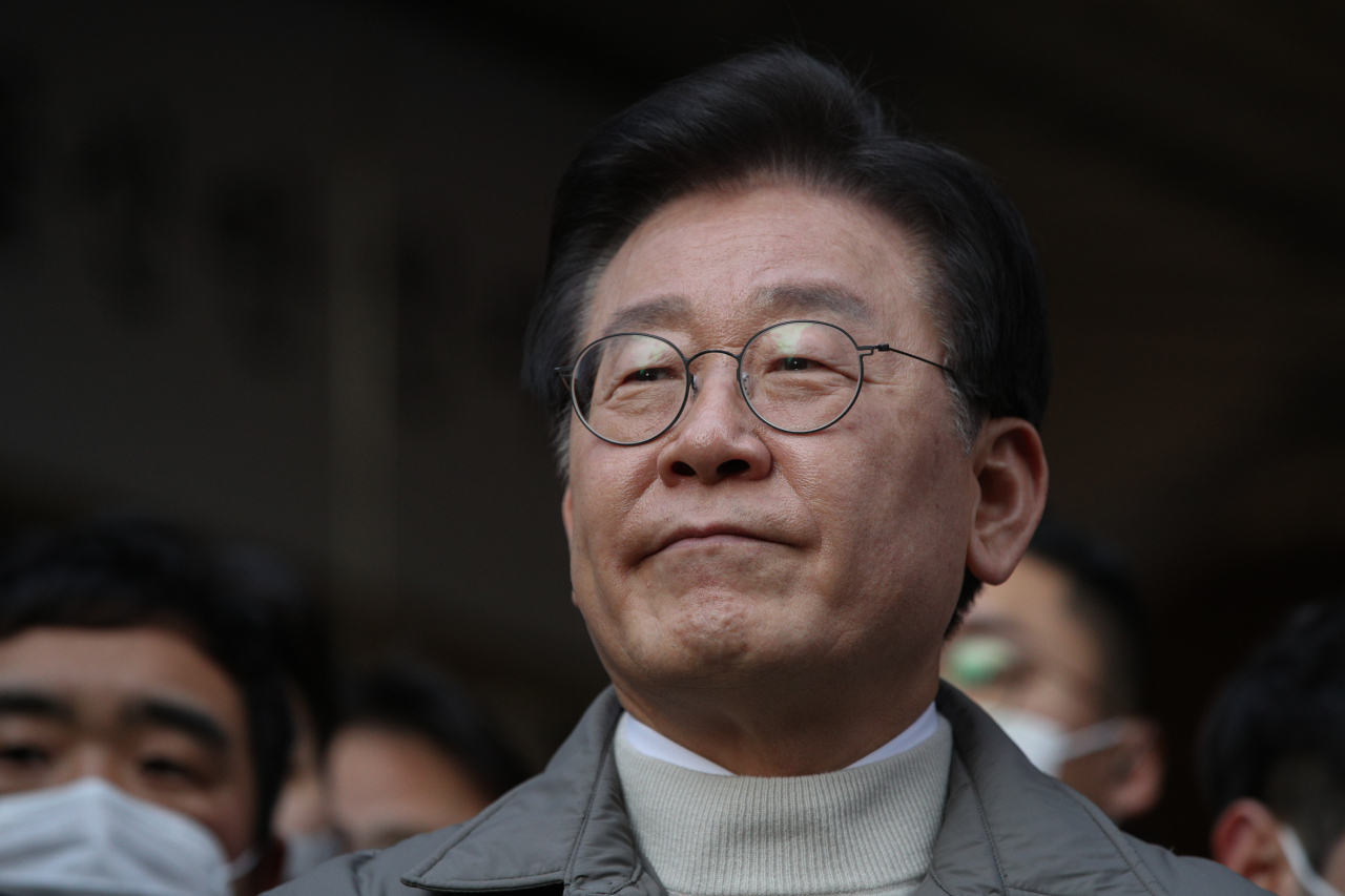 이재명 더불어민주당 대표가 18일 설 명절을 앞두고 서울시 마포구 망원시장을 방문, 시장 상인들을 만난 뒤 검찰 소환에 대한 입장을 밝히던 중 생각에 잠겨 있다. [공동취재]
