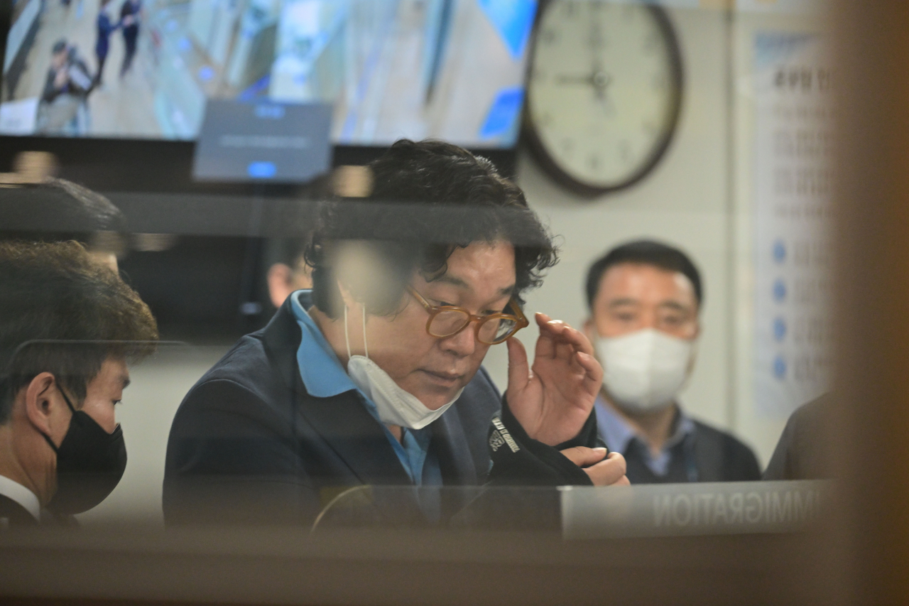 8개월간 도피 끝에 태국에서 붙잡힌 김성태 전 쌍방울그룹 회장이 17일 인천국제공항을 통해 입국하고 있다. [연합뉴스]