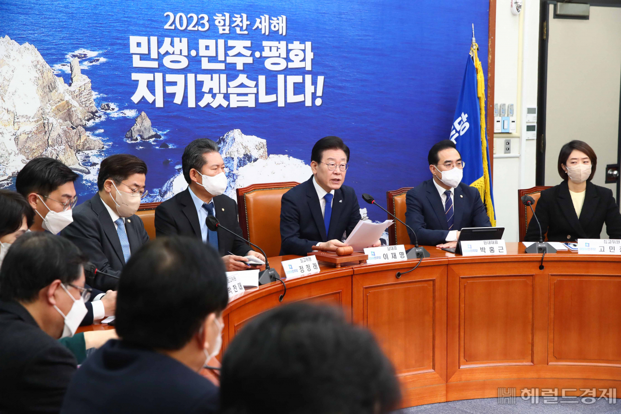 이재명 더불어민주당 대표가 18일 오전 서울 여의도 국회에서 열린 최고위원회의에 참석해 발언을 하고 있다. 이상섭 기자