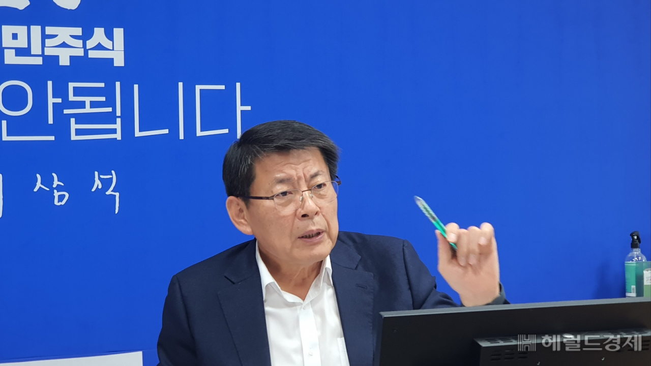 그는 두번의 도의원과 3선 군수, 재선 국회의원으로 유권자의 사랑을 받아 왔다. 그만큼 농산어촌의 현실을 잘 알고 있다. 서인주 기자