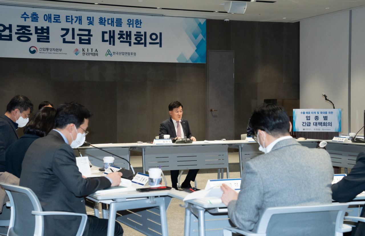 지난 18일 한국무역협회가 반도체, 디스플레이, 정보통신 업종을 중심으로 제4차 업종별 긴급대책회의를 개최한 가운데 정만기 부회장이 발언하고 있다. [한국무역협회 제공]