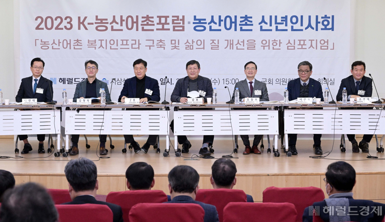 ‘2023 K-농산어촌포럼’이 열린 가운데 패널들이 토론을 하고 있다. 민연태(왼쪽부터) 농업정책보험금융원장, 김형목 한국농수산식품유통공사 유통이사, 강용 한국친환경농업협회장, 김호 경실련 상임집행위원장, 오동호 한국섬진흥원장, 이강오 한국임업진흥원장, 조성대 한국어촌어항공단 상임이사. 이상섭 기자/babtong@heraldcorp.com