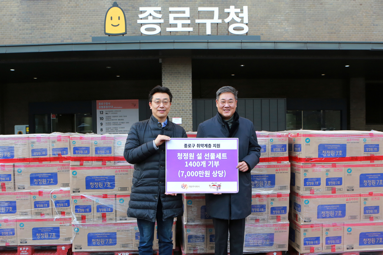 18일 서울 종로구청에서 진행된 종로구 취약계층을 위한 대상 설 선물세트 전달식. 왼쪽부터 이보라 대상 사회공헌팀장과 정문헌 종로구청장이 기념촬영을 하고 있다. [대상 제공]