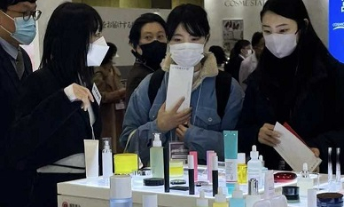 코스맥스가 일본 도쿄에서 최근 열린 ‘코스메위크 도쿄 2023’에 참가해 K뷰티 제품들을 선보이고 있다. [코스맥스 제공]