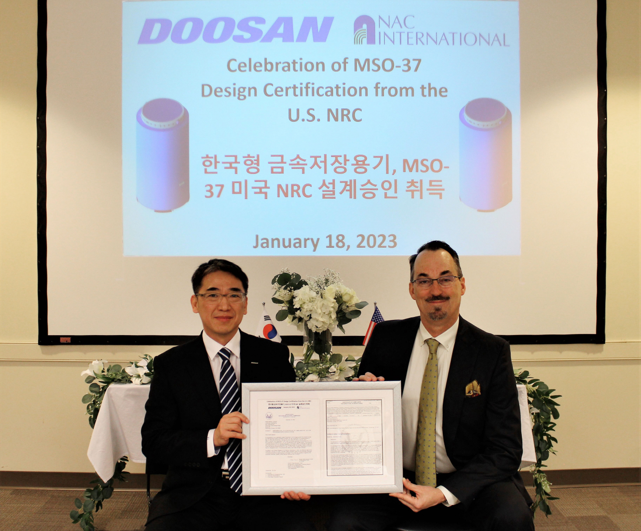 조창열(왼쪽) 두산에너빌리티 상무와 켄트 콜 NAC 사장이 기념촬영을 하고 있다. [두산에너빌리티 제공]