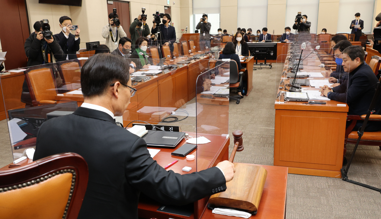 11일 오전 서울 여의도 국회에서 열린 정치개혁특별위원회 정치관계법개선소위원회에서 조해진 소위원장이 의사봉을 두드리고 있다. [연합]