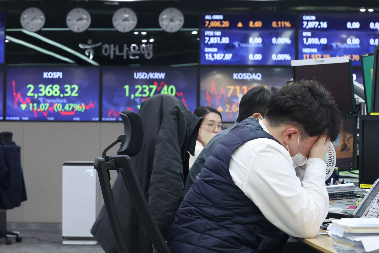 서울 중구 하나은행 딜링룸에서 한 직원이 지친 모습을 하고 있다. 연합뉴스