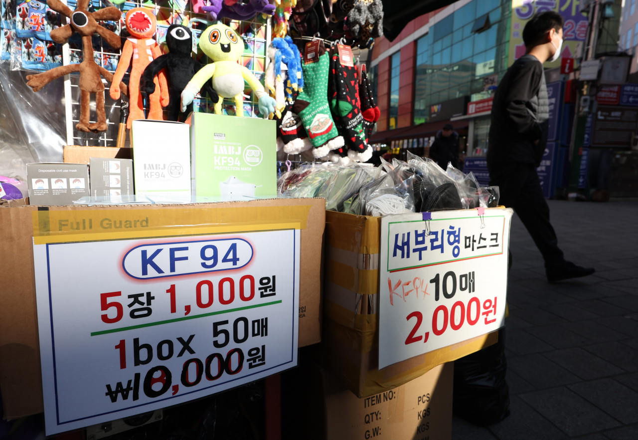 18일 남대문시장 한 가게에 마스크가 판매되고 있다. [연합]