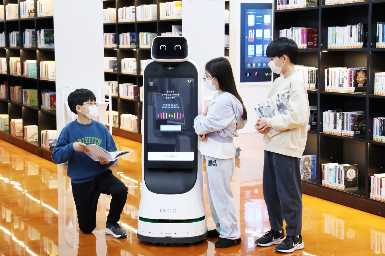 어린이들이 경남교육청 창원도서관에서 운영 중인 LG 클로이 가이드봇을 이용해 음성으로 도서를 검색하고 있다.[LG전자 제공]