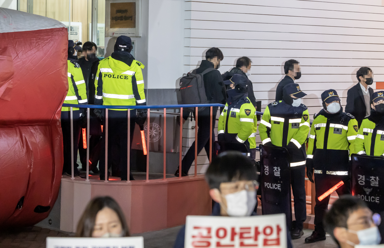 국가정보원이 18일 오후 서울 중구 전국민주노동조합총연맹(민주노총) 서울 사무실 압수수색을 마친 후 압수물품이 든 상자를 들고 나서고 있다. [연합]