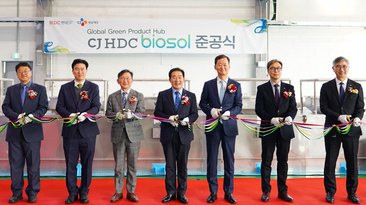 CJ HDC 비오솔 진천공장 준공식에서 최은석(오른쪽 세 번째) CJ제일제당 대표, 정중규(왼쪽 두 번째) CJ HDC 비오솔 대표, 송기섭(가운데) 진천군수를 비롯한 참석자들이 테이프 커팅식 기념촬영을 하고있다. [CJ제일제당 제공]