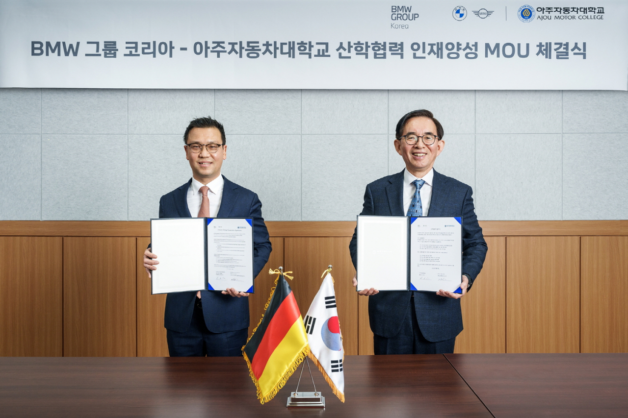 BMW 그룹 코리아 서비스 총괄 정상천(왼쪽) 본부장, 아주자동차대학교 이수훈 총장. [BMW 그룹 코리아 제공]