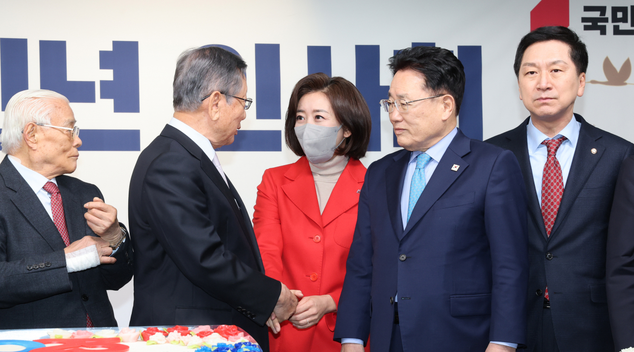 국민의힘 전당대회 출마를 검토 중인 나경원 전 의원이 1일 오전 서울 여의도 중앙당사에서 열린 2023 국민의힘 신년인사회에서 유흥수 전당대회 선관위원장과 이야기를 나누고 있다. [연합]