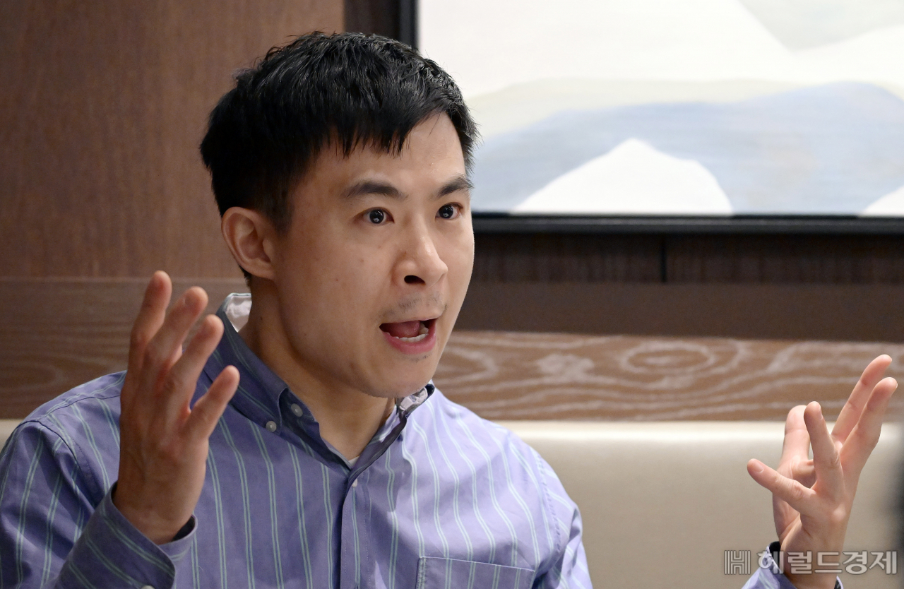 알렉스 에드먼스 교수가 17일 오후 서울 여의도에서 헤럴드경제, 코리아헤럴드와 인터뷰를 하고 있다. 이상섭 기자