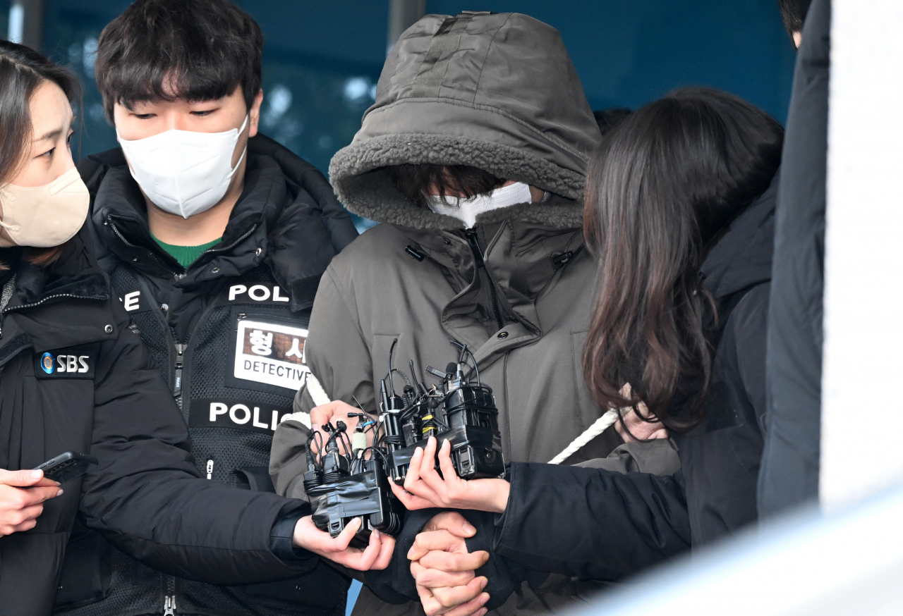 동거녀와 택시기사를 살해한 혐의로 구속된 이기영이 4일 경기도 고양시 일산동부경찰서에서 검찰로 이송되고 있다. 이기영은 지난해 8월 7&sim;8일 사이 파주시 집에서 동거하던 50대 여성을 둔기로 살해하고 시신을 파주시 공릉천변에 매장한 혐의를 받고 있으며 이어 지난해 12월 20일 음주운전으로 택시와 접촉사고를 낸 뒤 60대 택시 기사를 같은 집으로 데려 와 둔기로 살해하고 시신을 옷장에 유기한 혐의도 받고 있다. [연합]