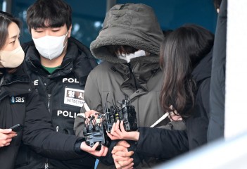 동거녀와 택시기사를 살해한 혐의로 구속된 이기영이 4일 경기도 고양시 일산동부경찰서에서 검찰로 이송되고 있다. 이기영은 지난해 8월 7&sim;8일 사이 파주시 집에서 동거하던 50대 여성을 둔기로 살해하고 시신을 파주시 공릉천변에 매장한 혐의를 받고 있으며 이어 지난해 12월 20일 음주운전으로 택시와 접촉사고를 낸 뒤 60대 택시 기사를 같은 집으로 데려 와 둔기로 살해하고 시신을 옷장에 유기한 혐의도 받고 있다. [연합]