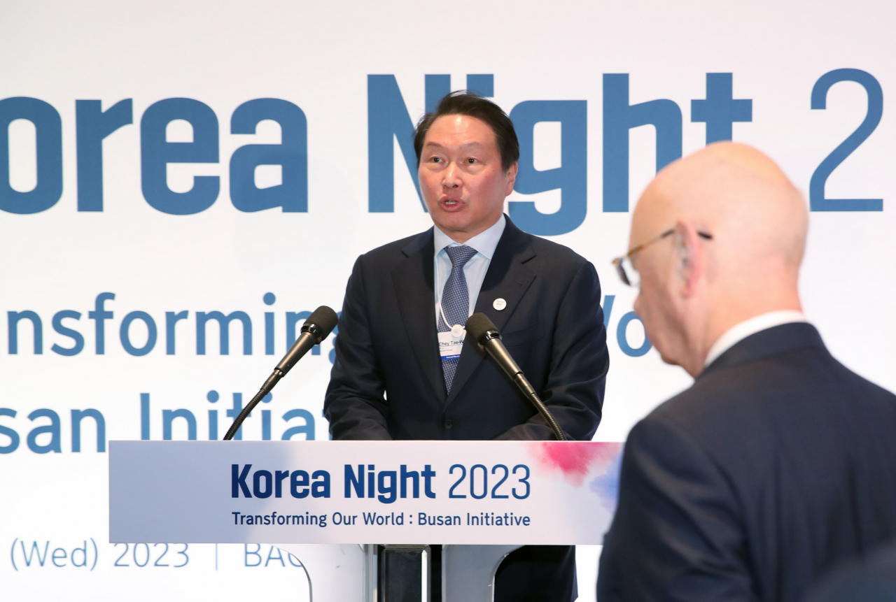 대한상공회의소 회장을 맡고 있는 최태원 SK그룹 회장이 18일(현지시간) 스위스 다보스 아메론호텔에서 열린 ‘한국의 밤’ 행사에서 개회사를 하고 있다. [연합]