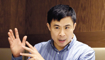 알렉스 에드먼스 교수가 17일 오후 서울 여의도에서 헤럴드경제, 코리아헤럴드와 인터뷰를 하고 있다. 이상섭 기자