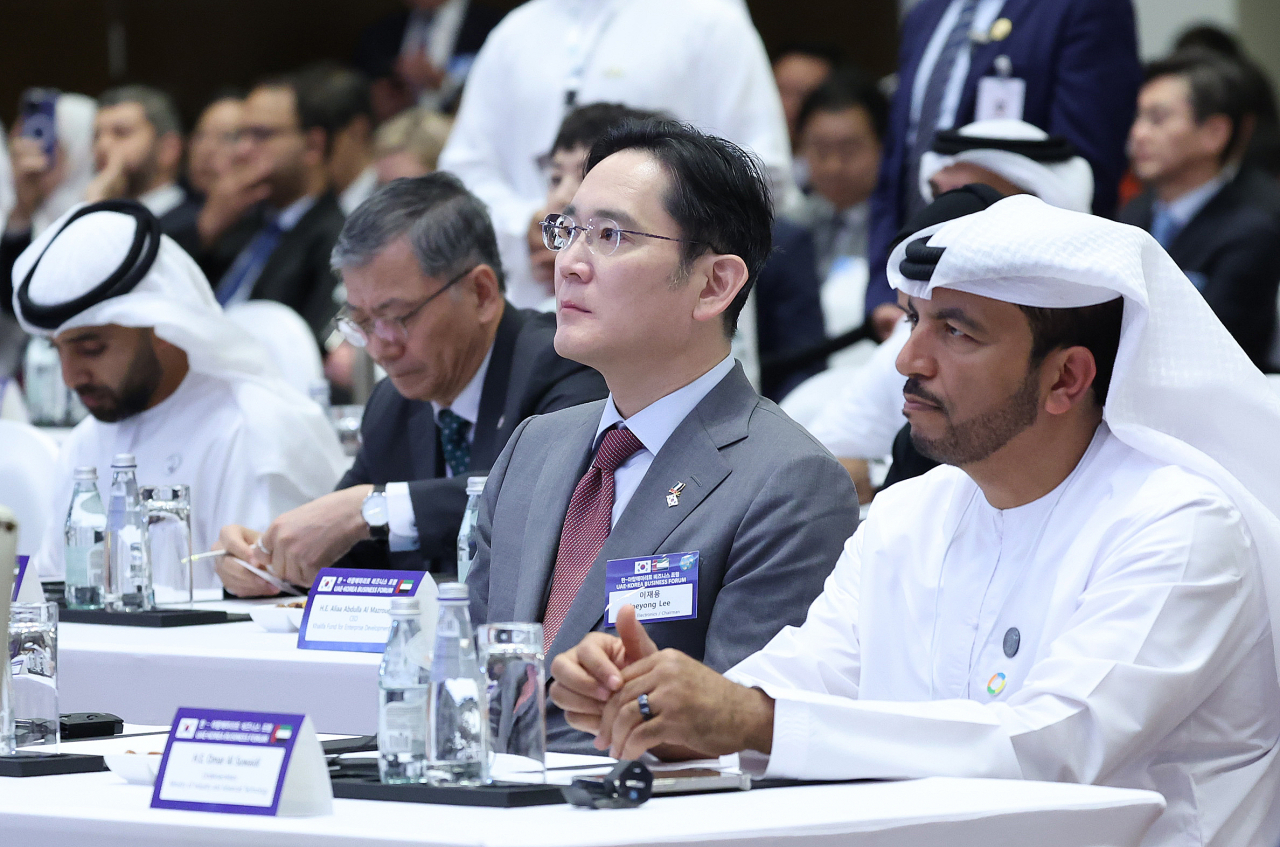 이재용 삼성전자 회장이 16일(현지시간)아랍에미리트(UAE) 아부다비 릭소스 마리나 호텔에서 열린 한-UAE 비즈니스 포럼에서 윤석열 대통령의 기조연설을 듣고 있다. [연합]