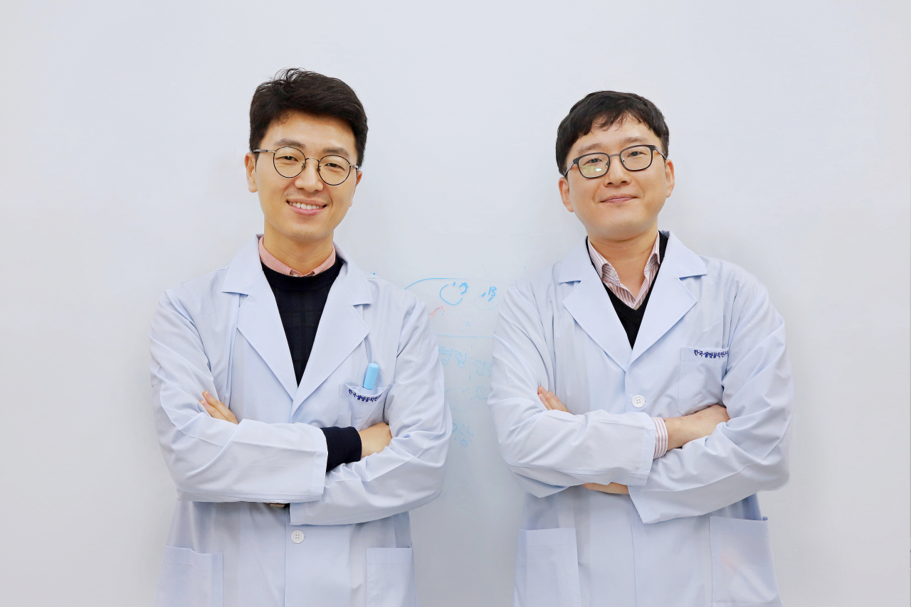 이번 연구를 수행한 이대희(왼쪽) 박사와 김성근 박사.[한국생명공학연구원 제공]
