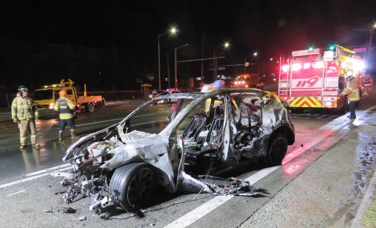 주가도 중고가도 ‘뚝뚝’…뿔난 테슬라 차주들 “차가 활어도 아니고” [여車저車]