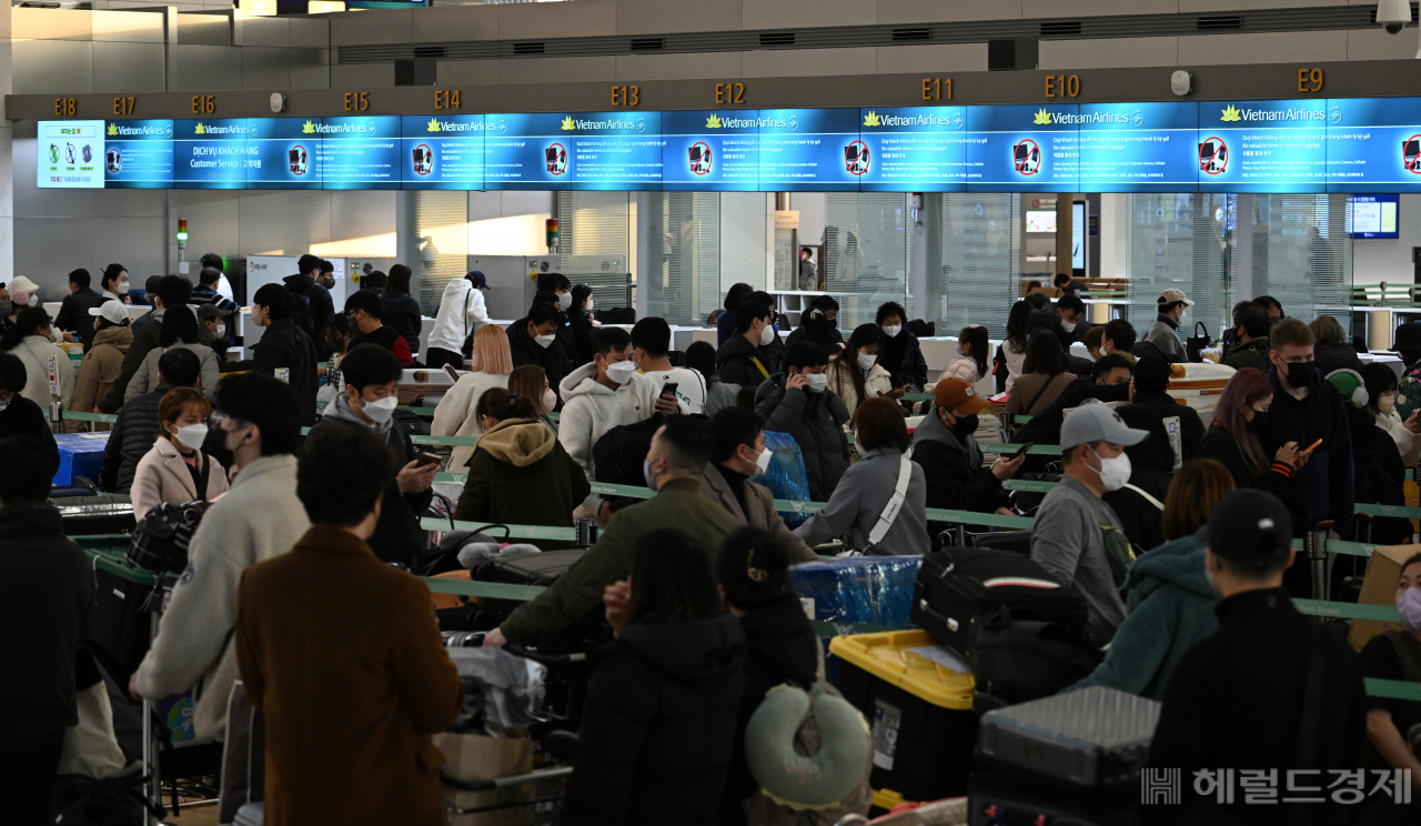 설 명절 연휴를 앞둔 19일 인천국제공항 제1터미널 출국장이 탑승 수속을 밟는 이용객들로 붐비고 있다. 인천국제공항=임세준 기자