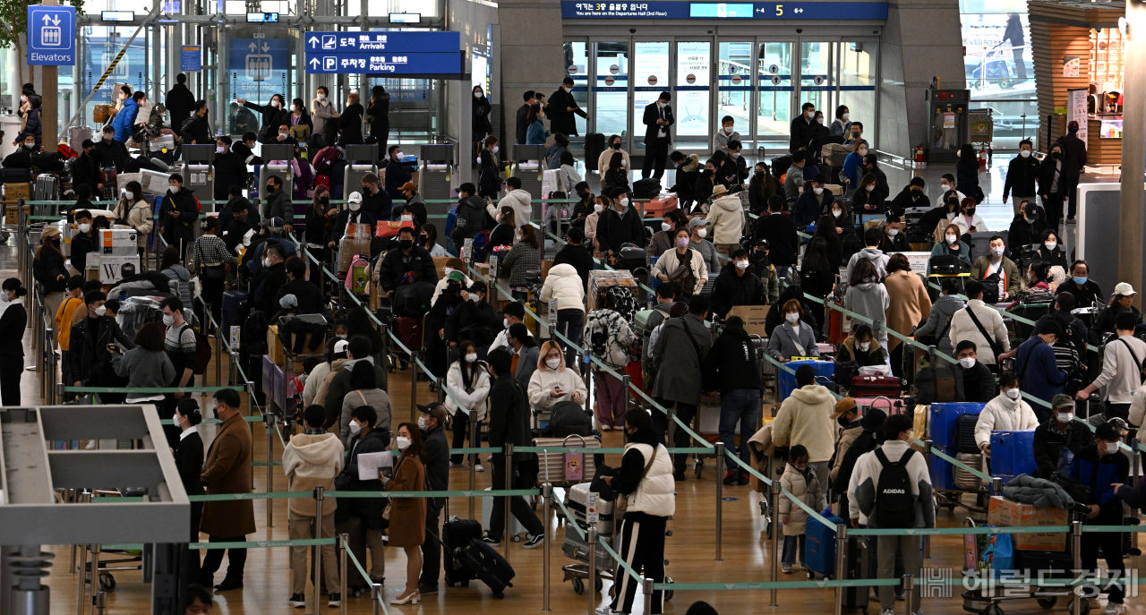 인천국제공항공사는 설 연휴인 오는 20~24일 5일간 인천공항 이용객이 61만 6074명으로 예측했다.