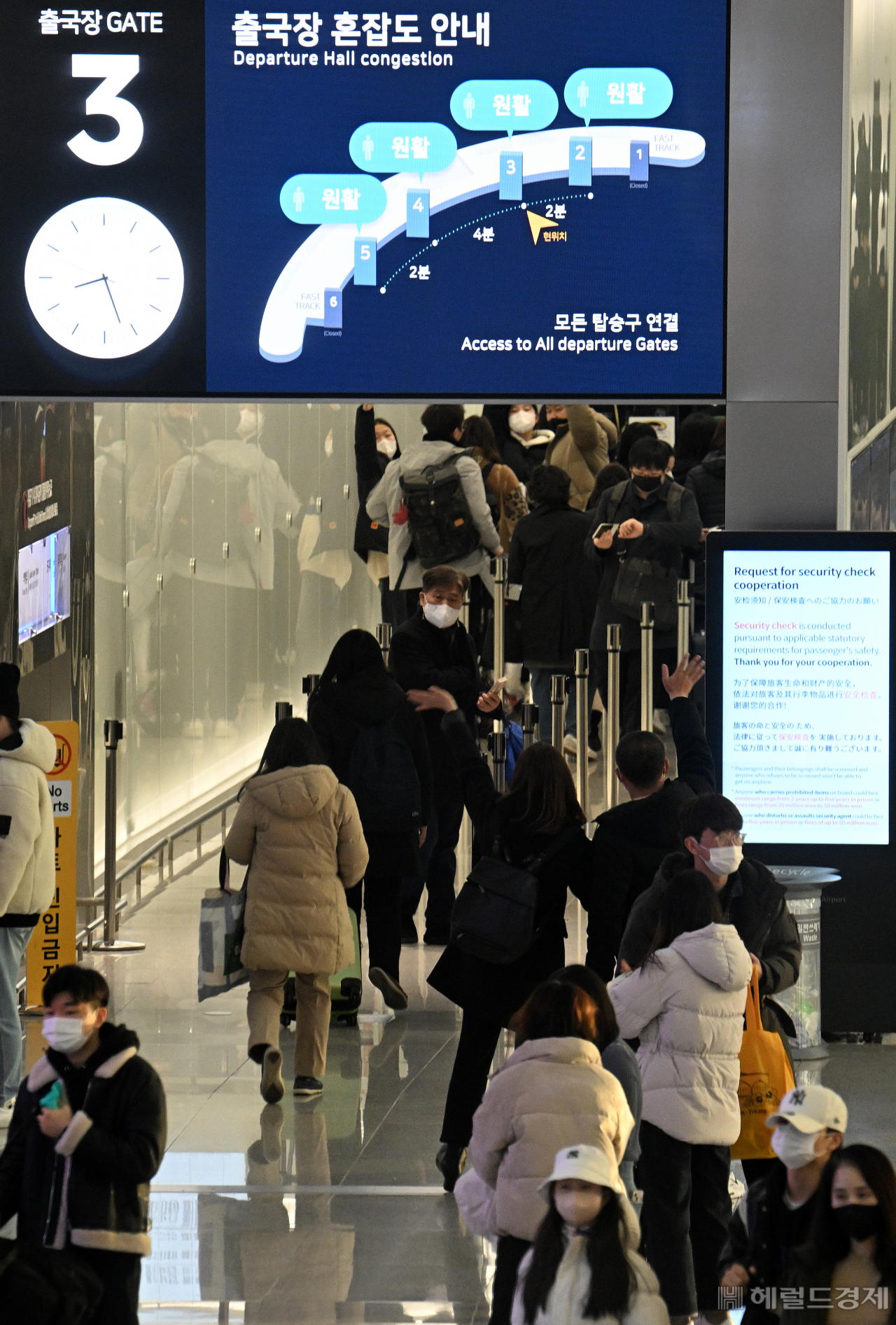 명절 앞두고 붐비는 공항, 전세계가 코로나 위기를 극복하고 다시 일상으로 회복하고 있다.