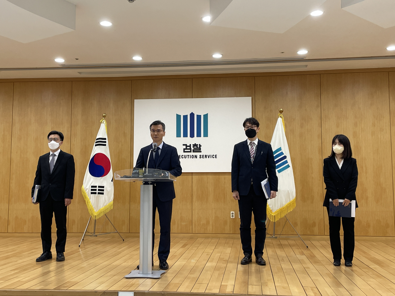 19일 오전 의정부지검 고양지청에서 김성동 인권보호관(전문공보관)이 동거녀·택시기사 살인 혐의로 구속기소된 이기영 사건 관련 수사결과를 발표하고 있다. [연합]