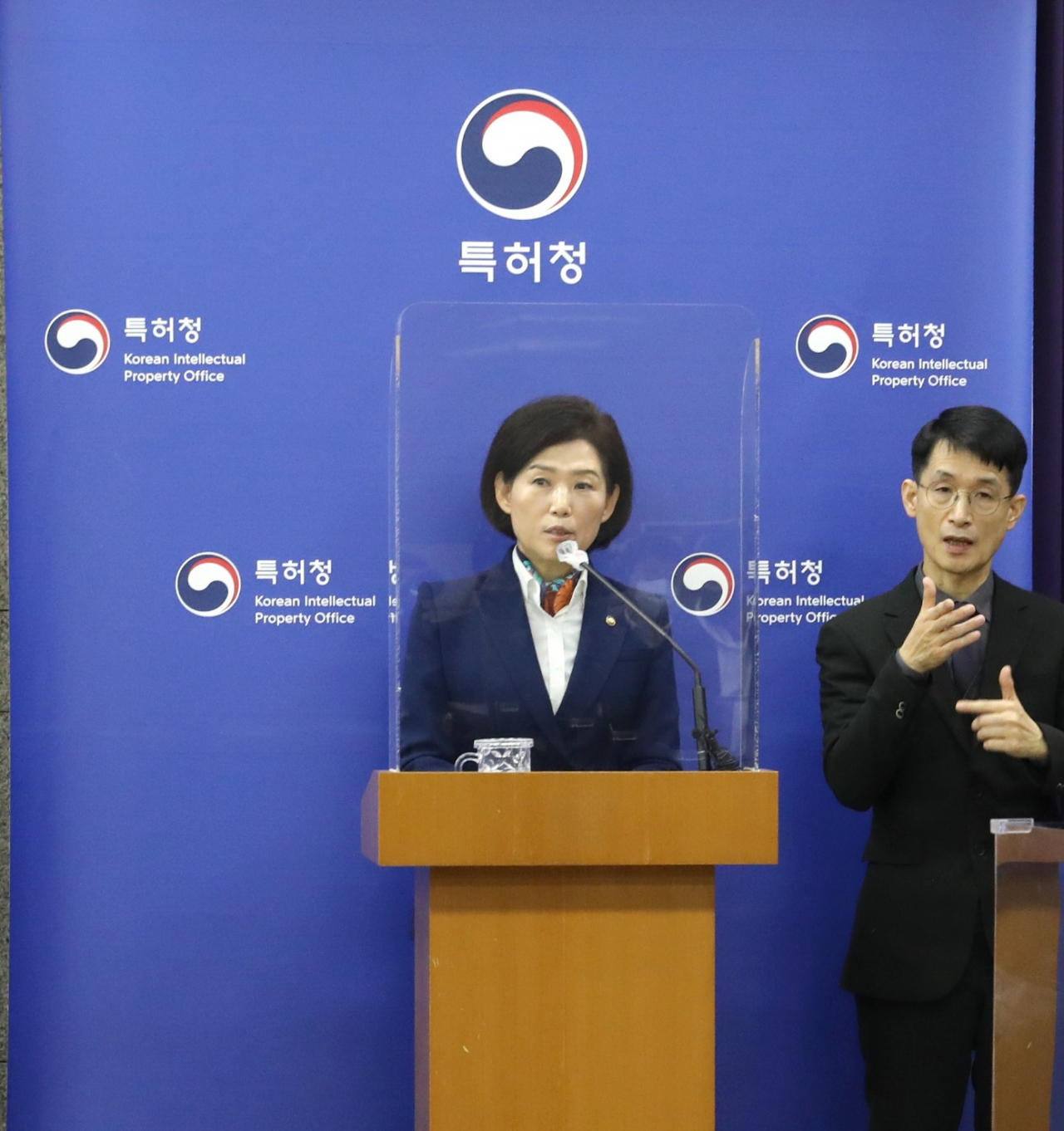 이인실 특허청장이 19일 대전정부청사에서 기자브리핑을 열고 2023년도 업무계획을 발표하고 있다.