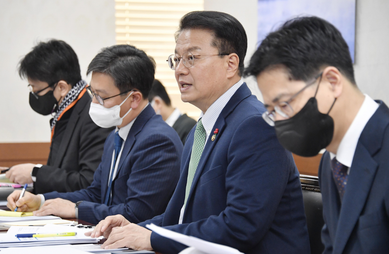 방기선 기획재정부 제1차관이 19일 서울 종로구 정부서울청사에서 열린 '제3차 新성장전략 TF 회의'를 주재, 모두발언을 하고 있다.[기획재정부 제공]
